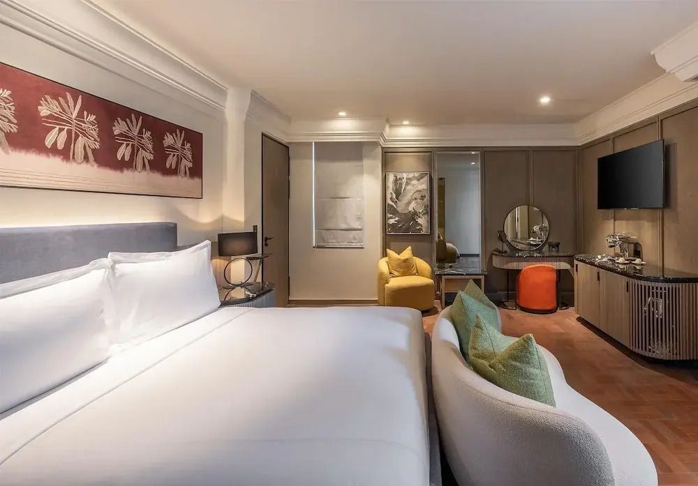 Großzügige Junior-Suite mit einem großen Bett und stilvoller Dekoration