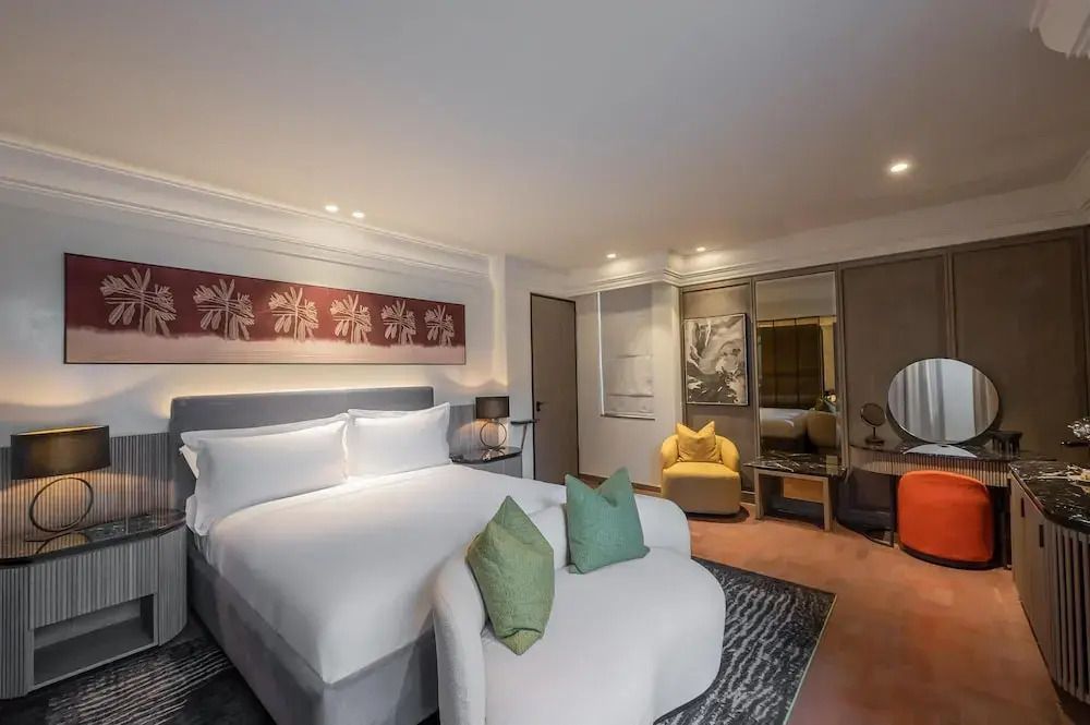 Helle Junior-Suite mit Doppelbett, Sofas und moderner Ausstattung