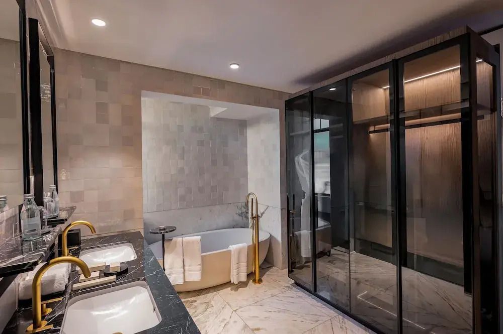 Luxuriöses Badezimmer mit moderner Badewanne und Doppelwaschbecken