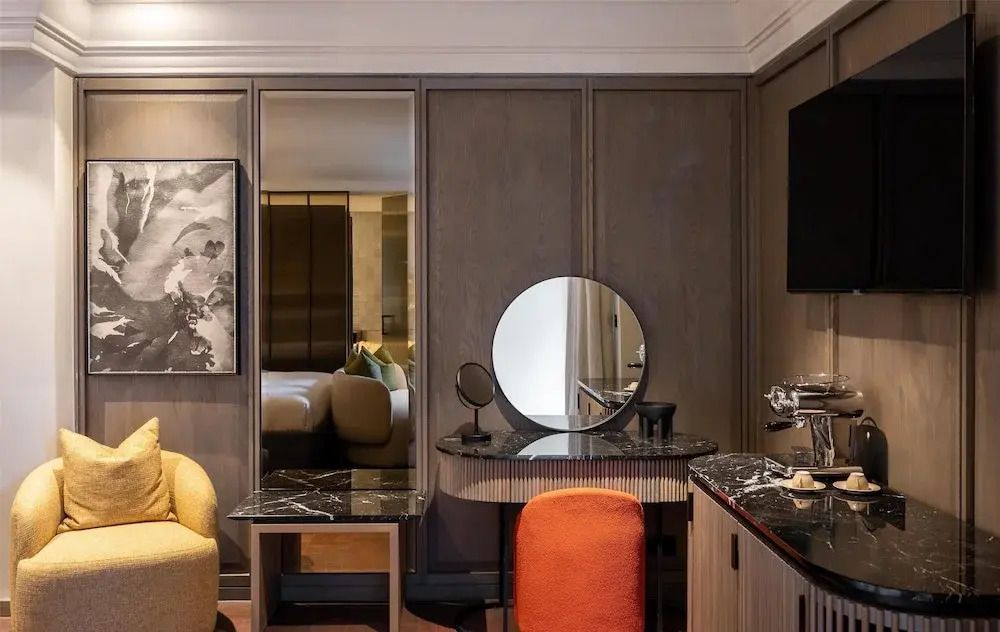 Eleganter Schminktisch mit Spiegel und Annehmlichkeiten in der Suite