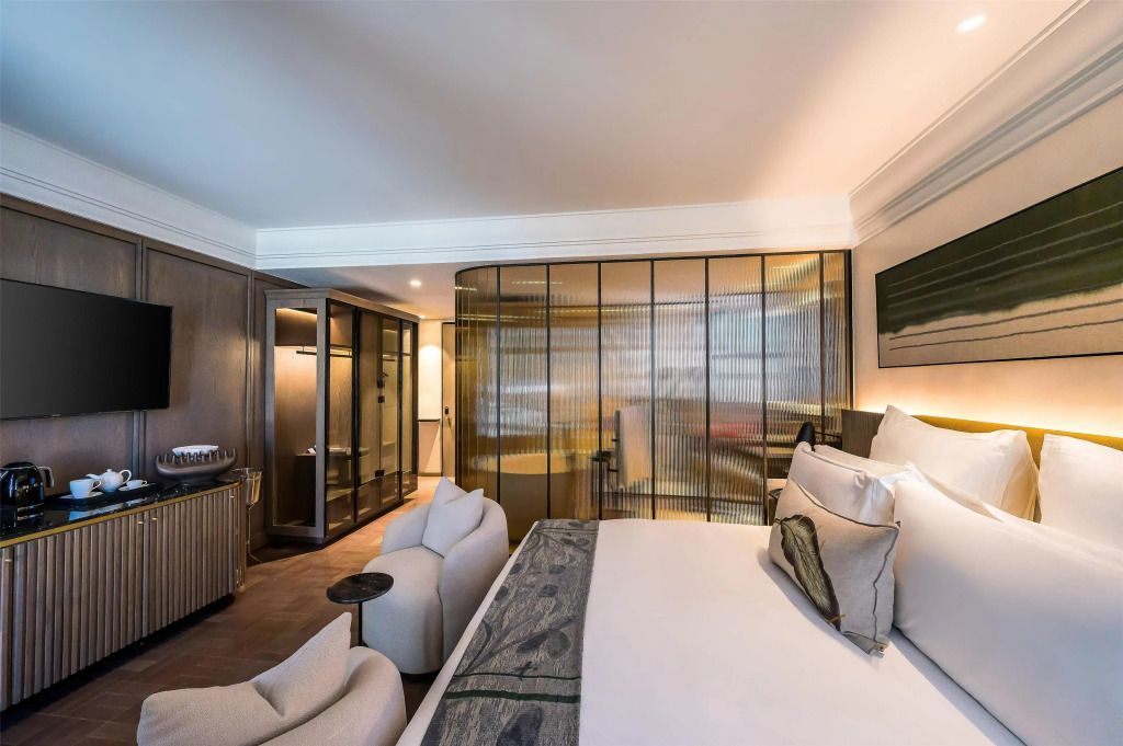 Helles Standard-Doppelzimmer mit elegantem Design und bequemen Sitzgelegenheiten