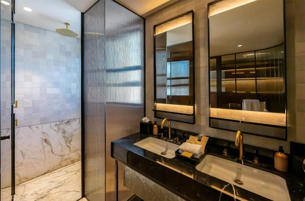 Luxuriöses Badezimmer mit Doppelwaschbecken und moderner Dusche