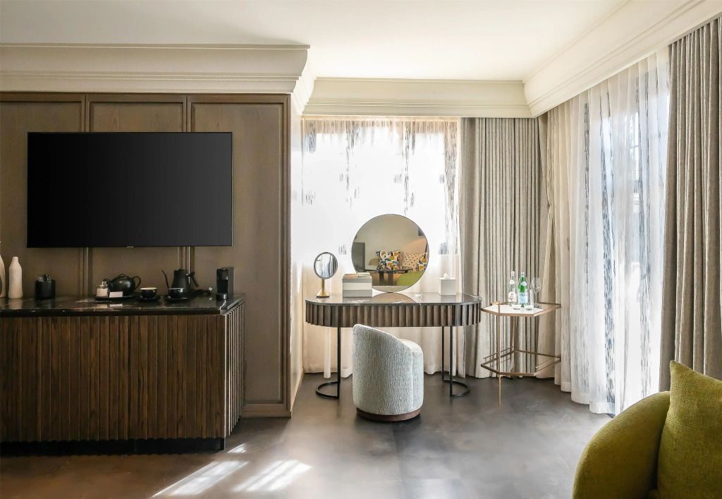 Geräumiger Wohnbereich einer Suite mit eleganten Möbeln und natürlichem Licht