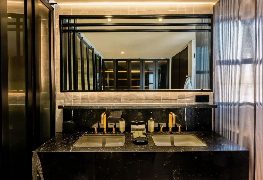 Luxuriöses Badezimmer mit Doppelwaschbecken und großen Spiegeln
