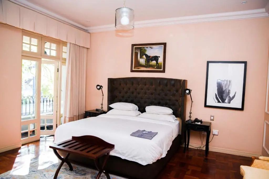 Gemütliches Schlafzimmer mit großem Bett und Kunstwerken im Park Hyatt Johannesburg