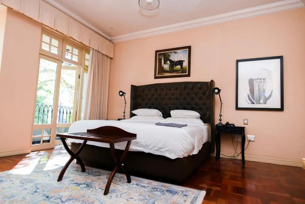 Großes Schlafzimmer mit Zugang zum Balkon und eleganter Beleuchtung im Park Hyatt Johannesburg
