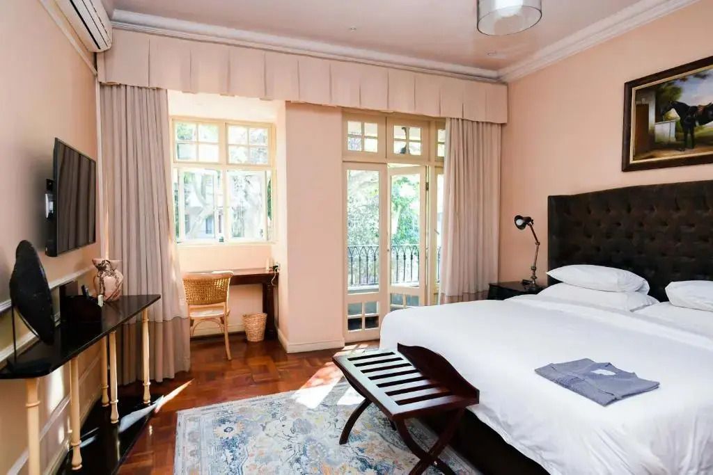 Geräumiges Schlafzimmer mit Blick auf den Balkon und Arbeitsecke im Park Hyatt Johannesburg