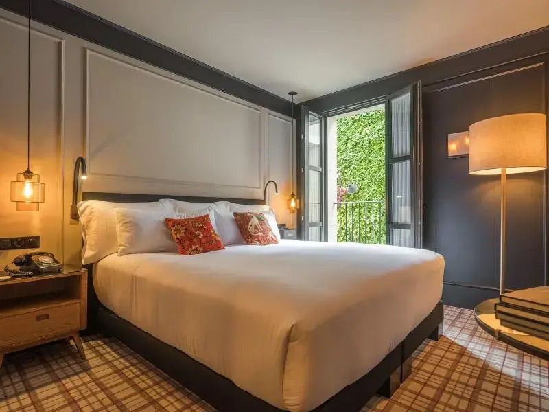 Elegantes Schlafzimmer mit großem Doppelbett und Balkon