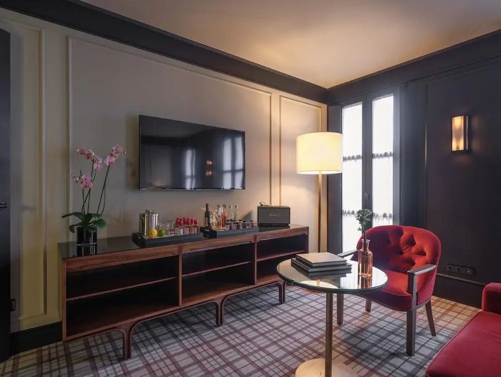 Elegantes Wohnzimmer mit stilvollen Möbeln und gedämpfter Beleuchtung in der Junior-Suite