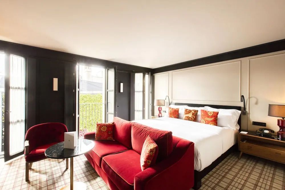 Gemütliches Zimmer mit Balkonzugang und eleganter Einrichtung in der Junior-Suite