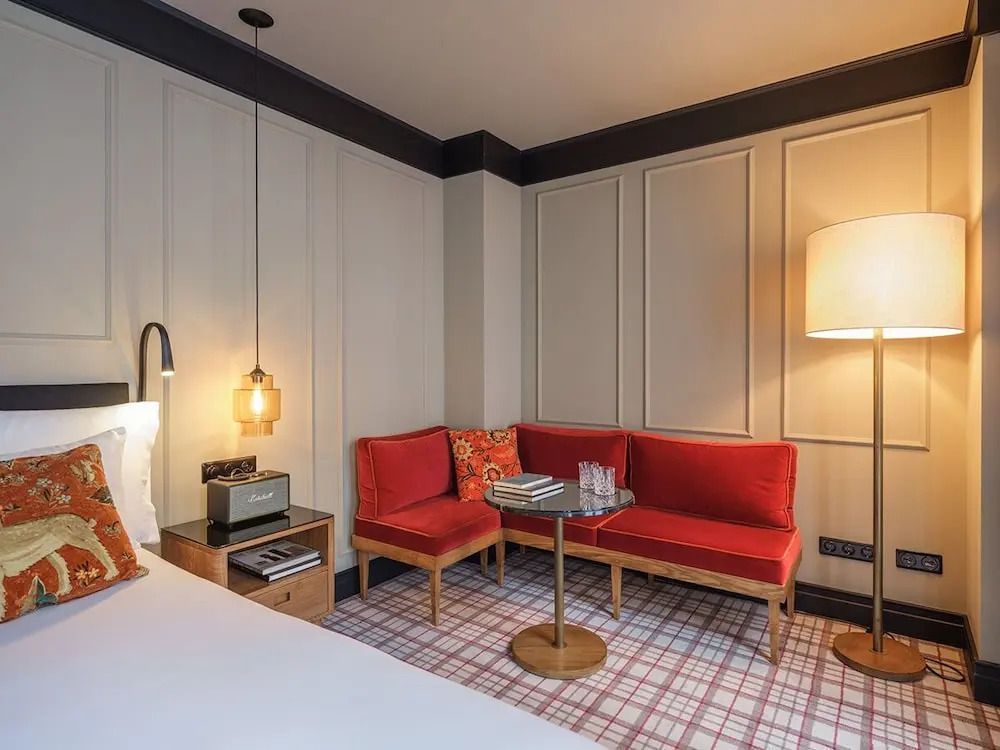 Ecke im Zimmer mit roter Sitzbank und Stehlampe