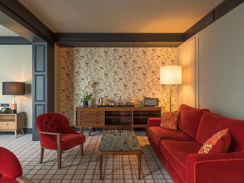 Wohnbereich mit rotem Sofa und Vintage-Möbeln