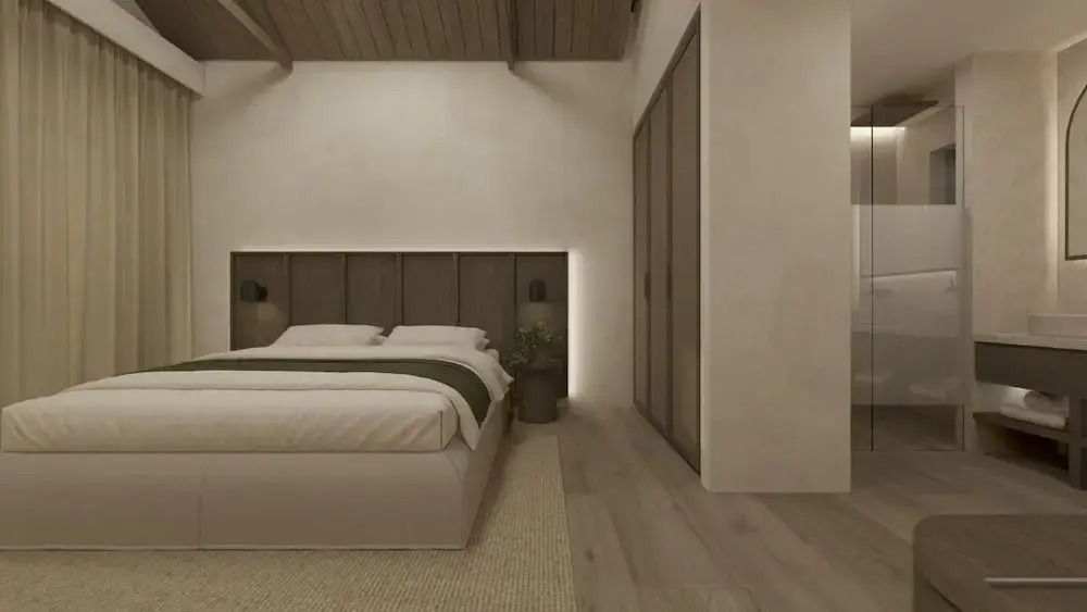 Modernes Schlafzimmer mit Doppelbett und Holzdeckenbalken in Villa
