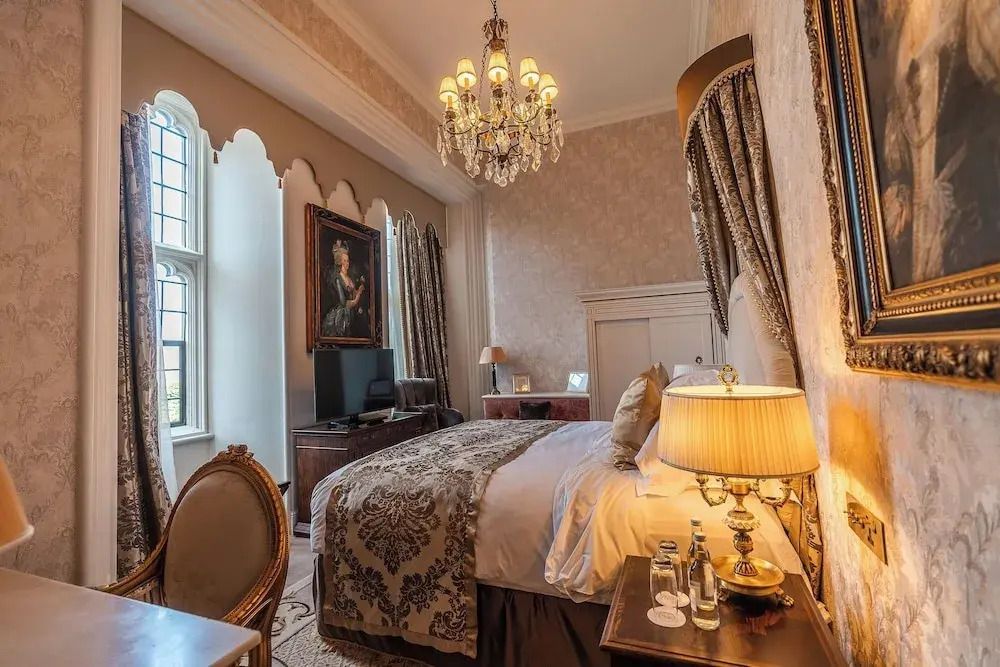 Elegantes Schlafzimmer im viktorianischen Stil mit Kronleuchter und Gemälde