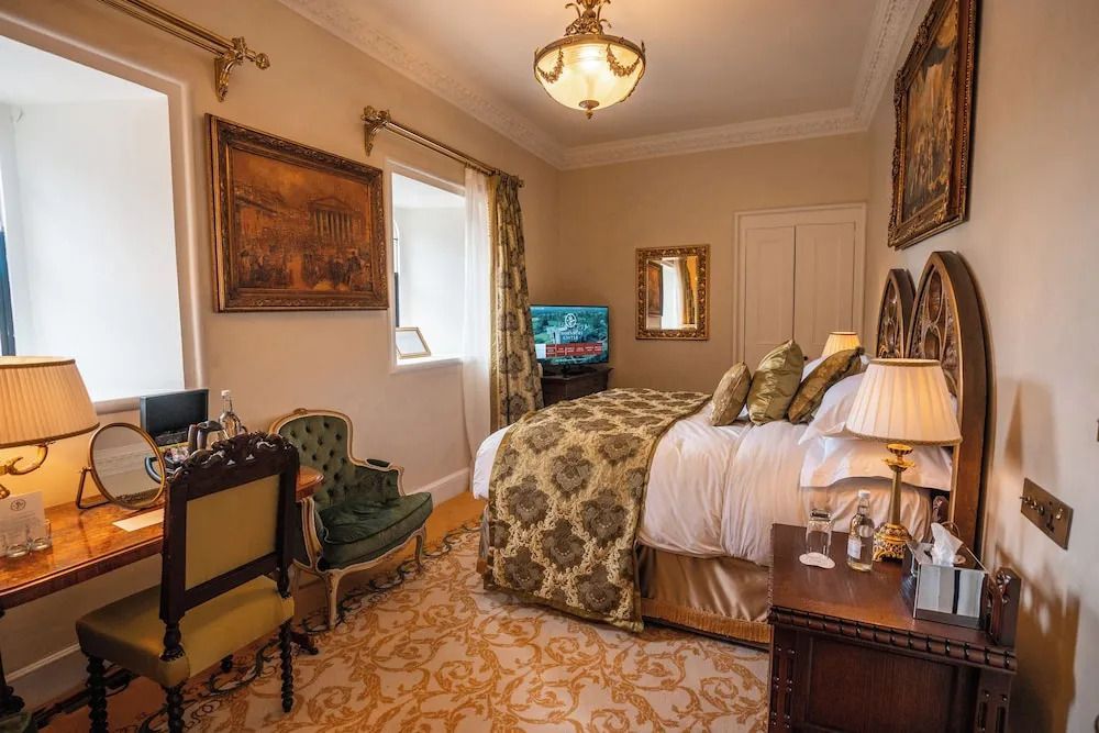 Deluxe Doppelzimmer mit stilvollen Möbeln und edlen Stoffen