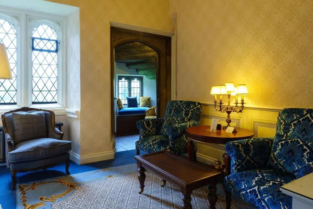 Historischer Wohnbereich mit blauen Sesseln und Tisch in einer Suite