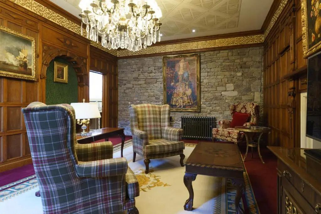 Luxuriöser Salon mit hochwertigen Polstermöbeln und Kronleuchter