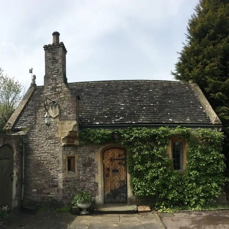 Historische Architektur mit bewachsener Steinfassade und Holztür im Thornbury Castle Hotel