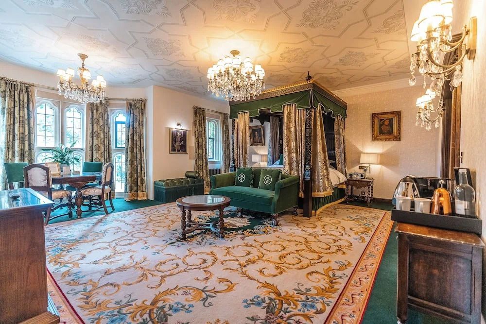 Großzügige Suite mit luxuriösem Himmelbett und prächtigen Kronleuchtern.
