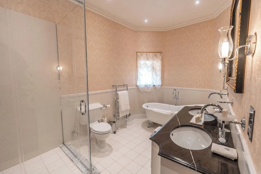 Modernes Badezimmer mit freistehender Badewanne und Doppellavabo.