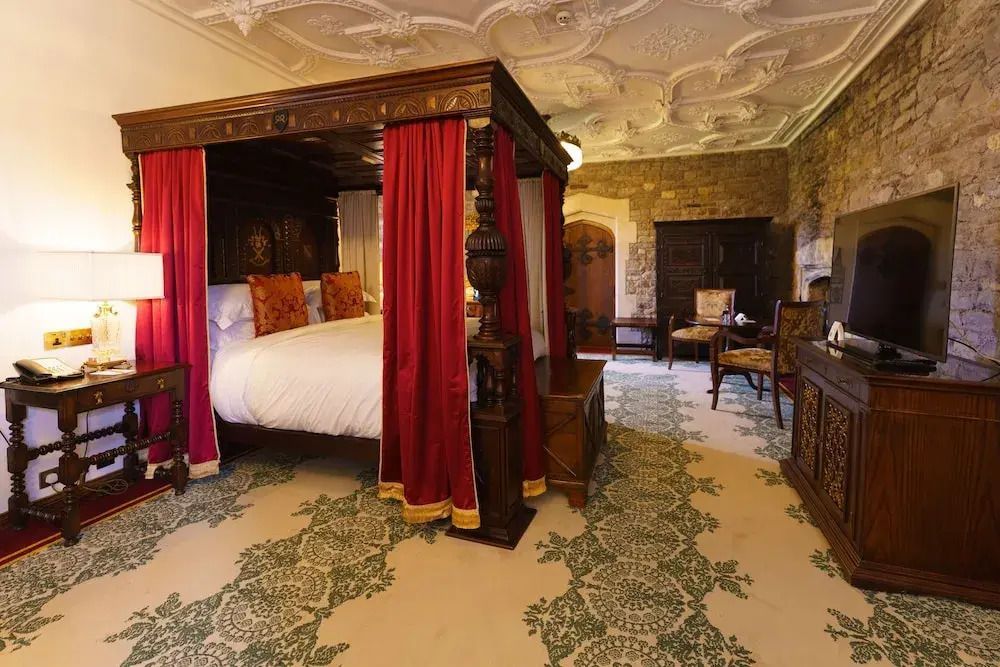 Luxuriöse Suite mit opulentem Himmelbett und aufwändigem Deckendekor.