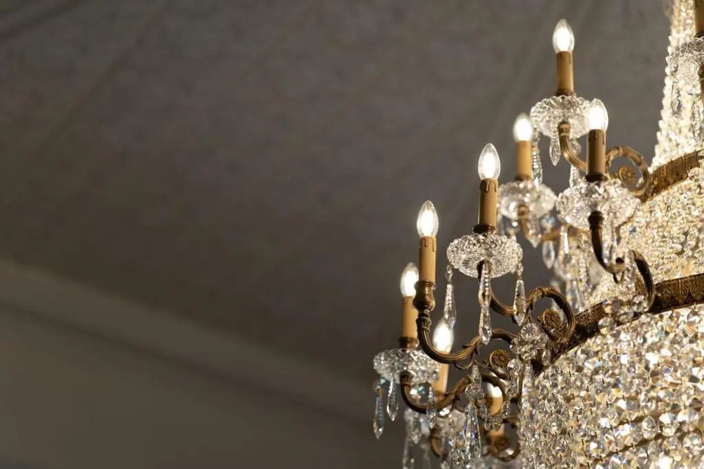 Kristallleuchter im opulenten Design an der Decke