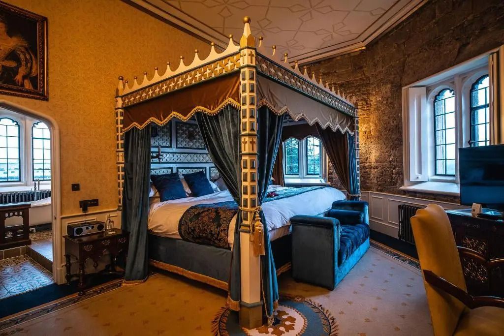 Himmelbett in einer Suite mit königlichem Design