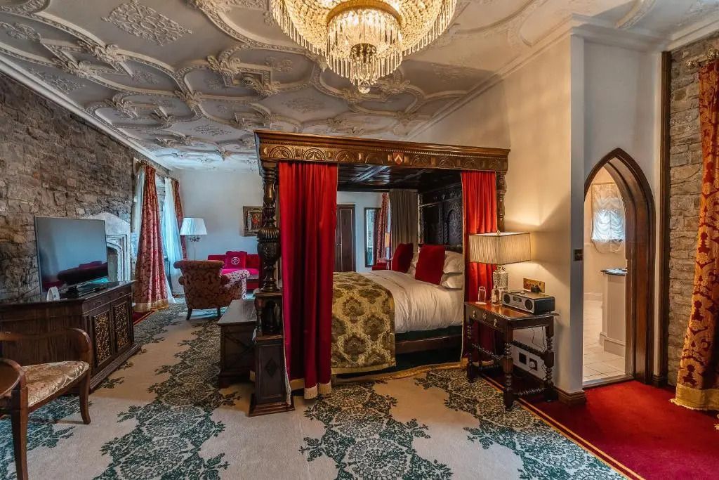 Opulente Suite mit Himmelbett und luxuriösem Interieur