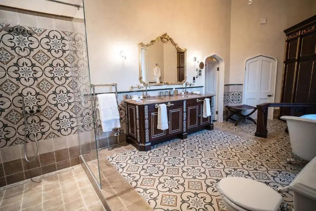 Luxuriöses Badezimmer mit stilvollen Fliesen und Doppelwaschtisch