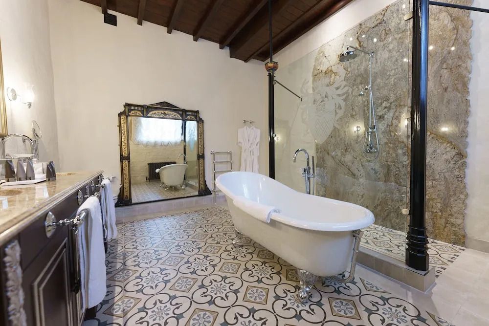 Luxuriöses Badezimmer mit freistehender Badewanne und edler Wandverzierung.