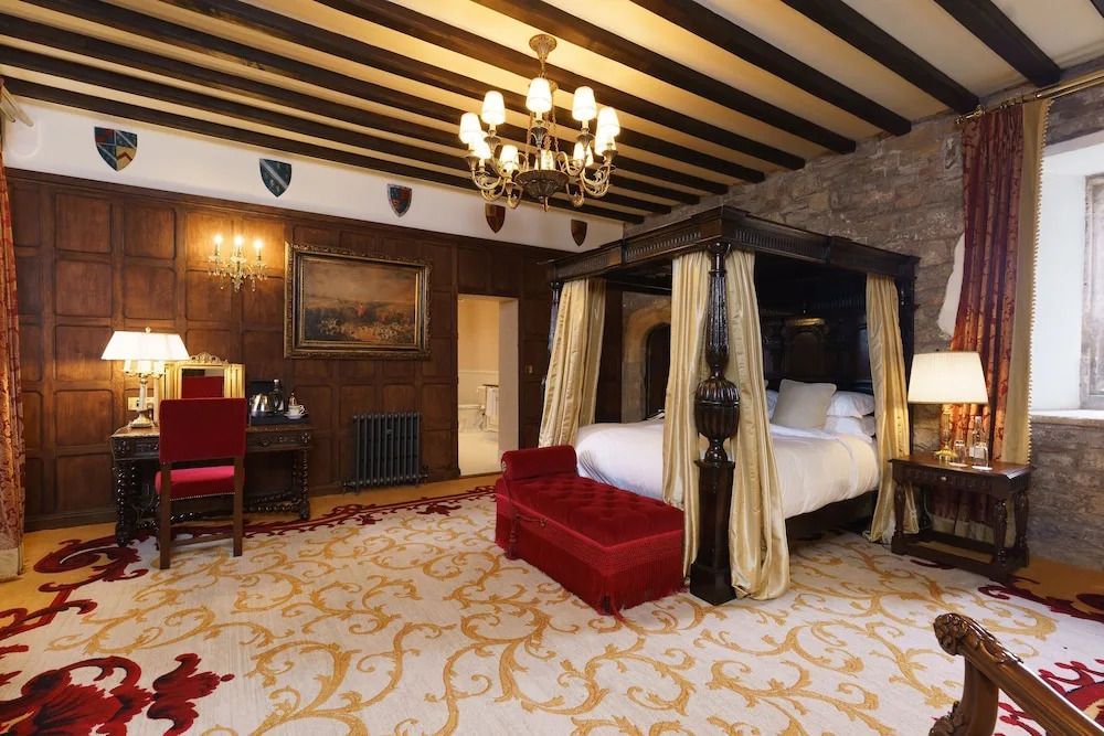 Luxuriöses Schlafzimmer mit verziertem Himmelbett und eleganten Details.