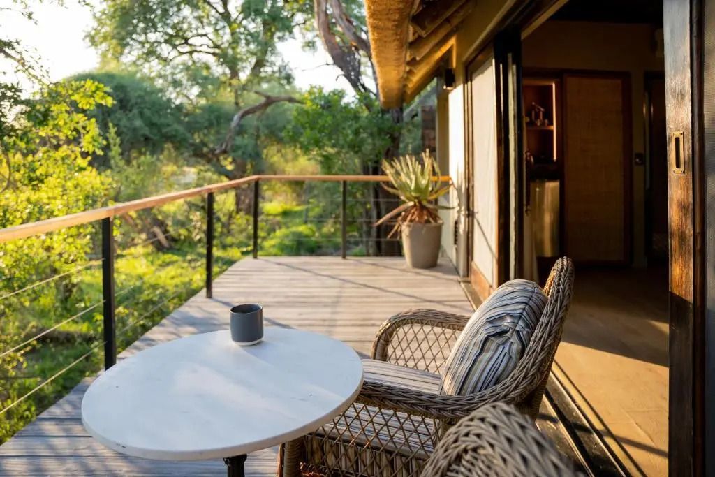 Private Terrasse mit Sitzgelegenheiten und Blick in die Natur