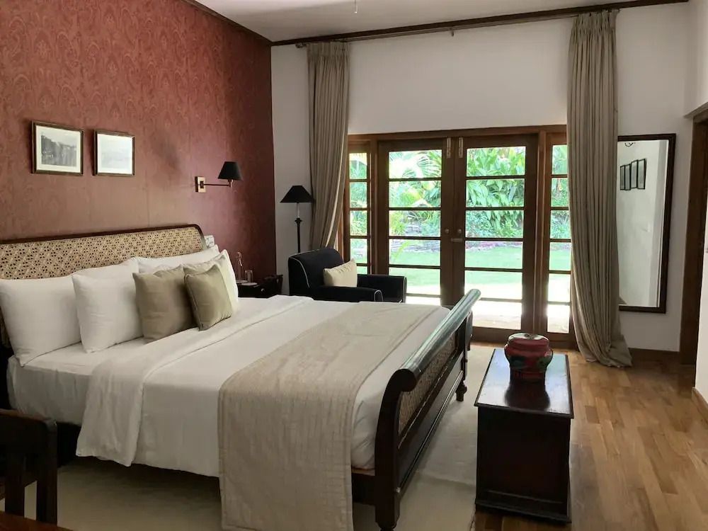 Geschmackvoll eingerichtetes Schlafzimmer mit Doppelbett und Gartenblick