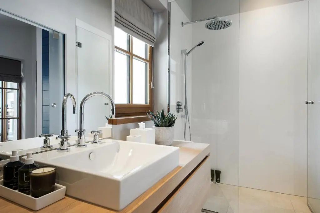 Modernes Badezimmer mit großzügiger Dusche und Fenster