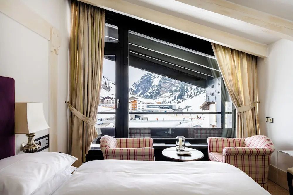 Blick aus dem Hotelzimmer auf schneebedeckte Berge