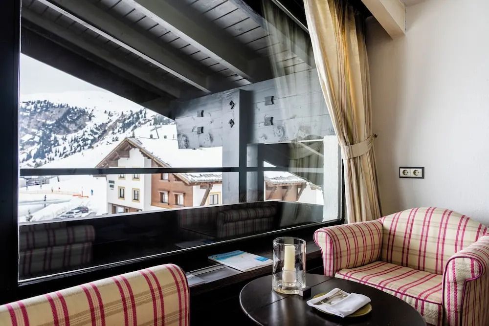Sitzbereich im Zimmer mit Blick auf schneebedeckte Dächer