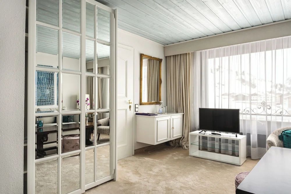 Zimmer mit großem Spiegel und TV, stilvoll eingerichtet