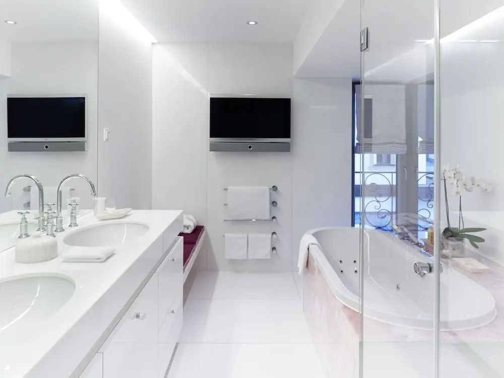 Helles Badezimmer in der Deluxe Suite mit Badewanne und Doppelwaschbecken