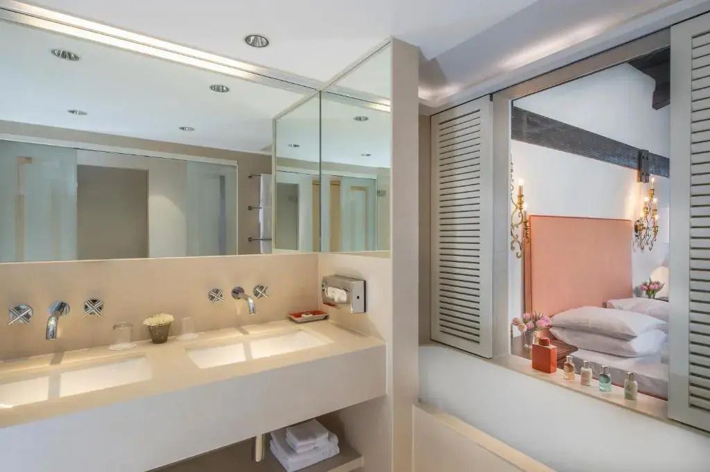 Modernes Badezimmer mit Doppelwaschbecken und großem Spiegel.
