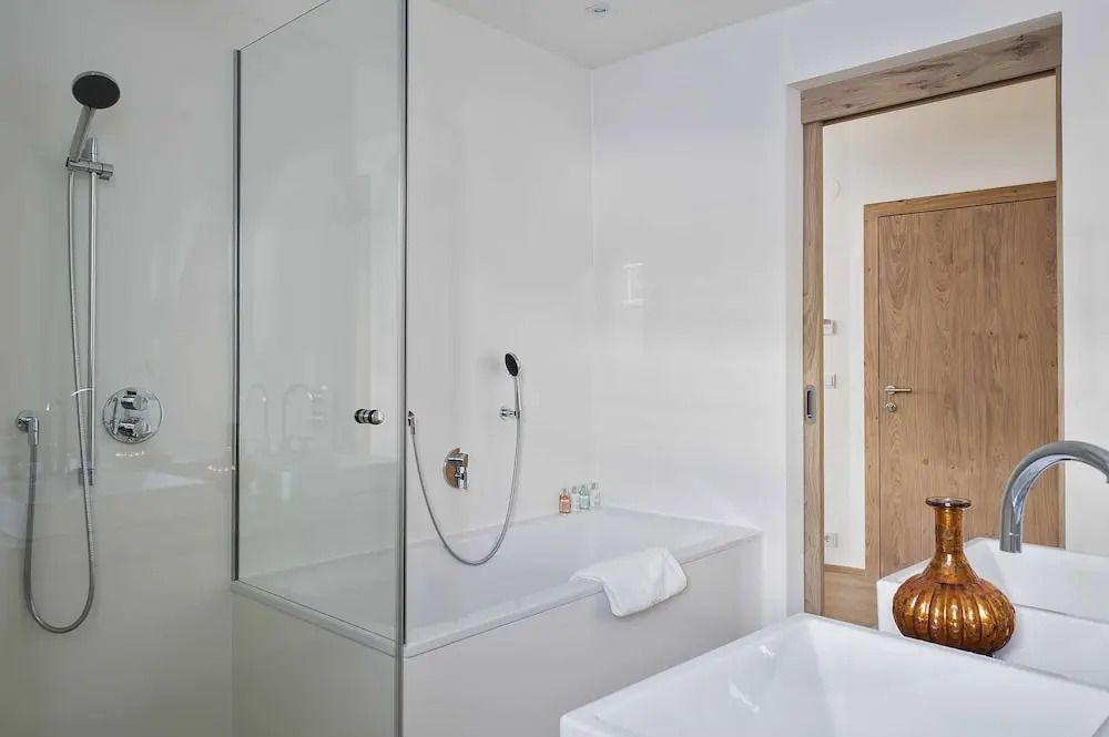 Modernes Badezimmer mit Badewanne und Duschwand