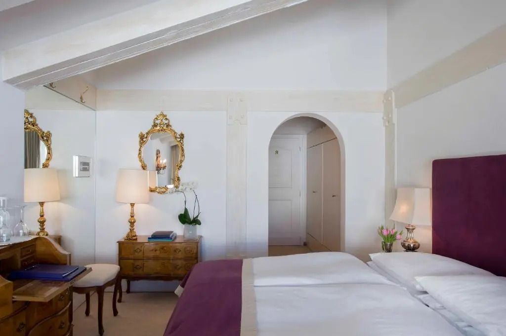 Klassisch eingerichtetes Zimmer mit Spiegel, Dekor und eleganten Lampen