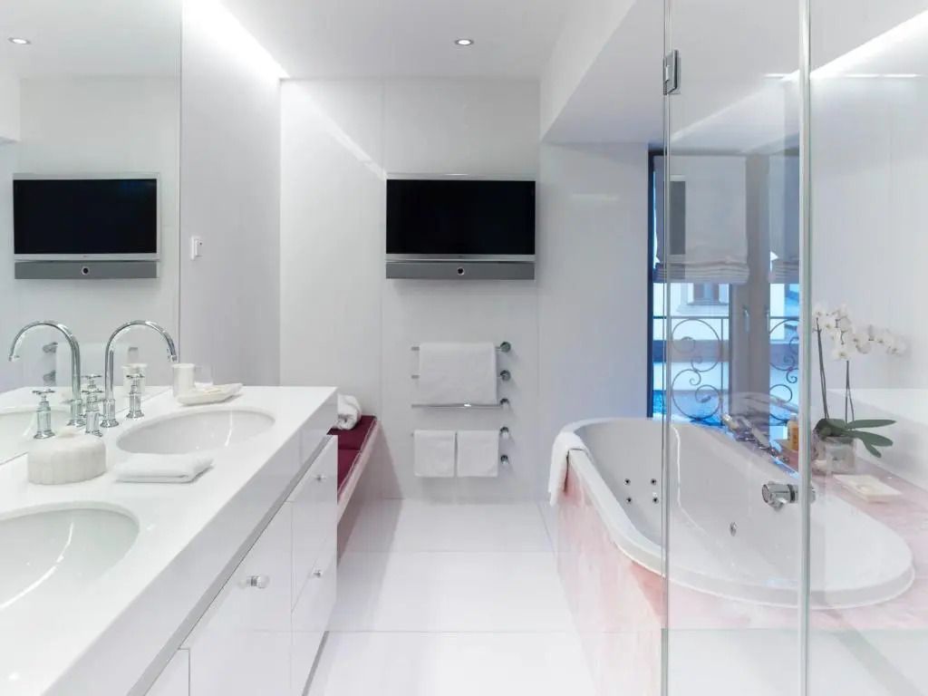 Elegantes Badezimmer mit zwei Waschbecken und Whirlpool in moderner Suite