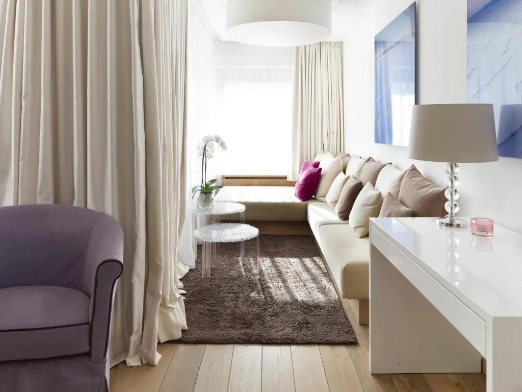 Gemütlicher Wohnbereich mit bequemer Couch und Dekoration in heller Suite