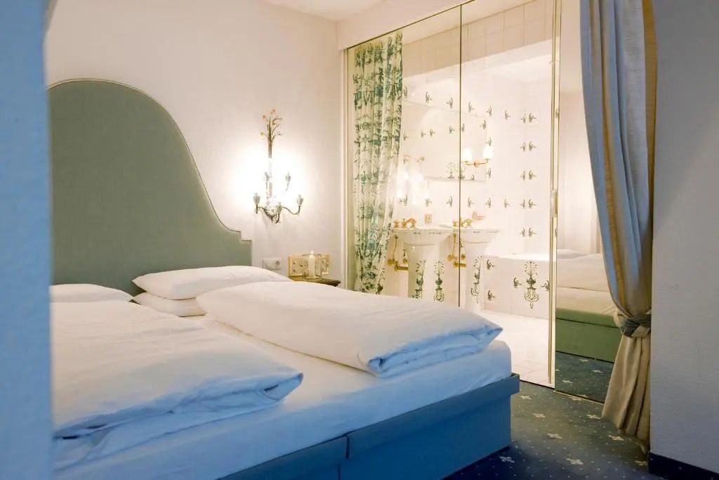 Schlafzimmer in der Suite mit großem Bett und stilvollen Dekoren