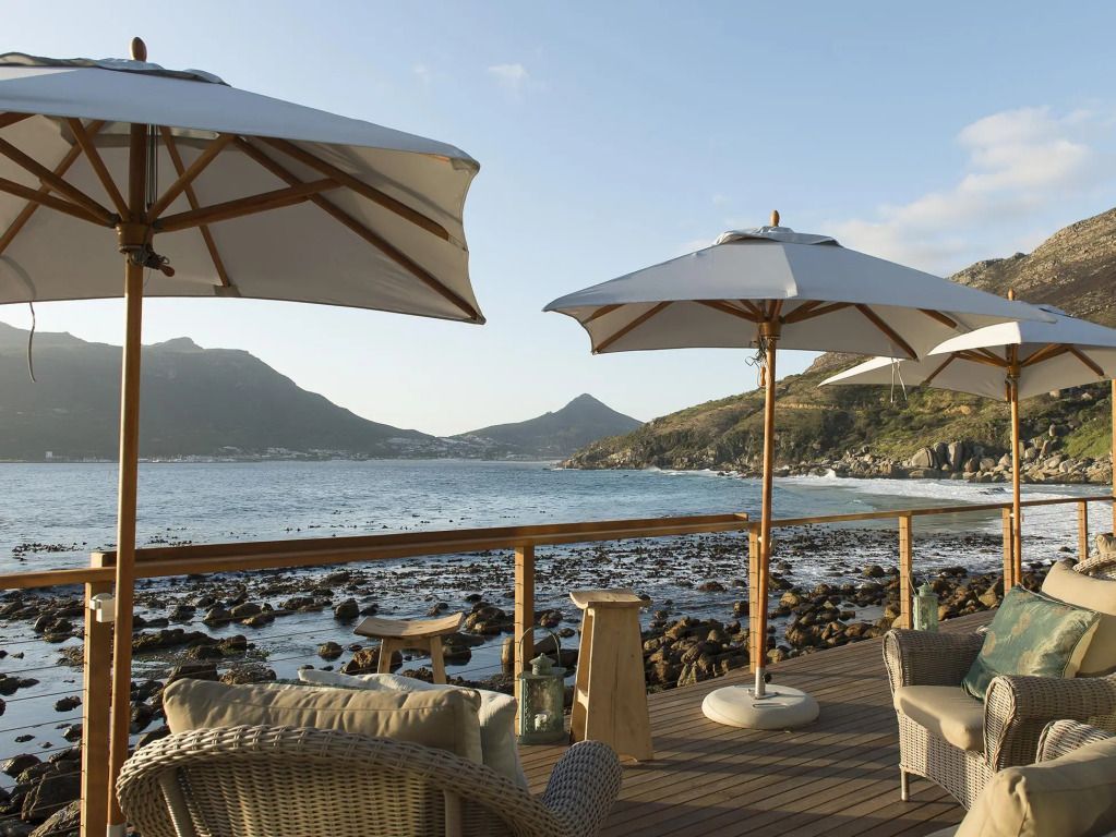 Sonnige Terrasse mit Blick auf das Meer und die Berge im Luxushotel Tintswalo Atlantic