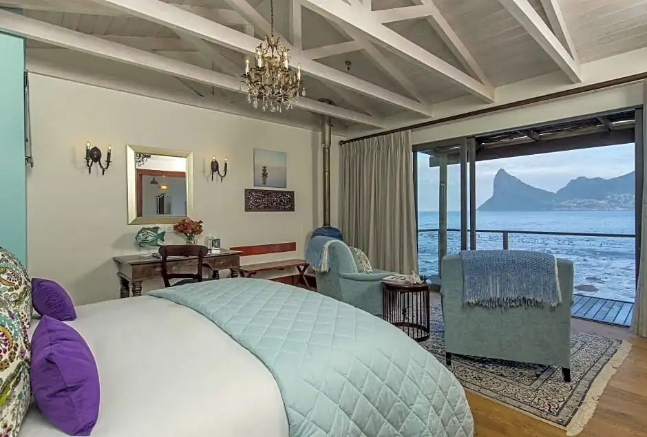 Luxus Doppelzimmer mit Himmelbett, eleganter Einrichtung und Meerblick.