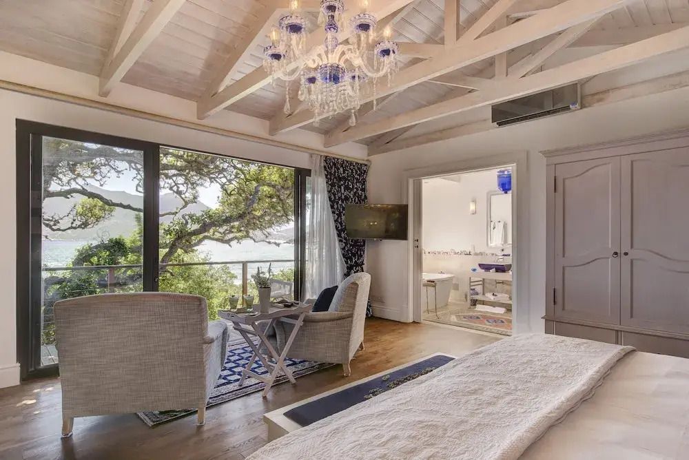 Elegantes Zimmer mit modernem Design und Blick ins Grüne
