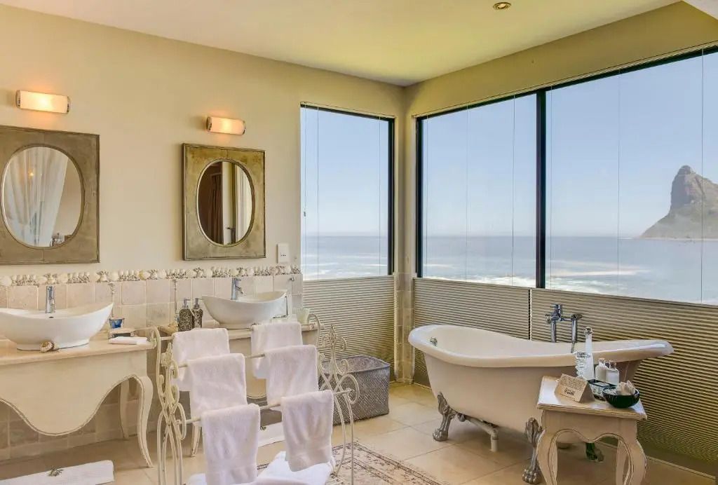 Badezimmer mit freistehender Wanne und Meerblick in einer Suite