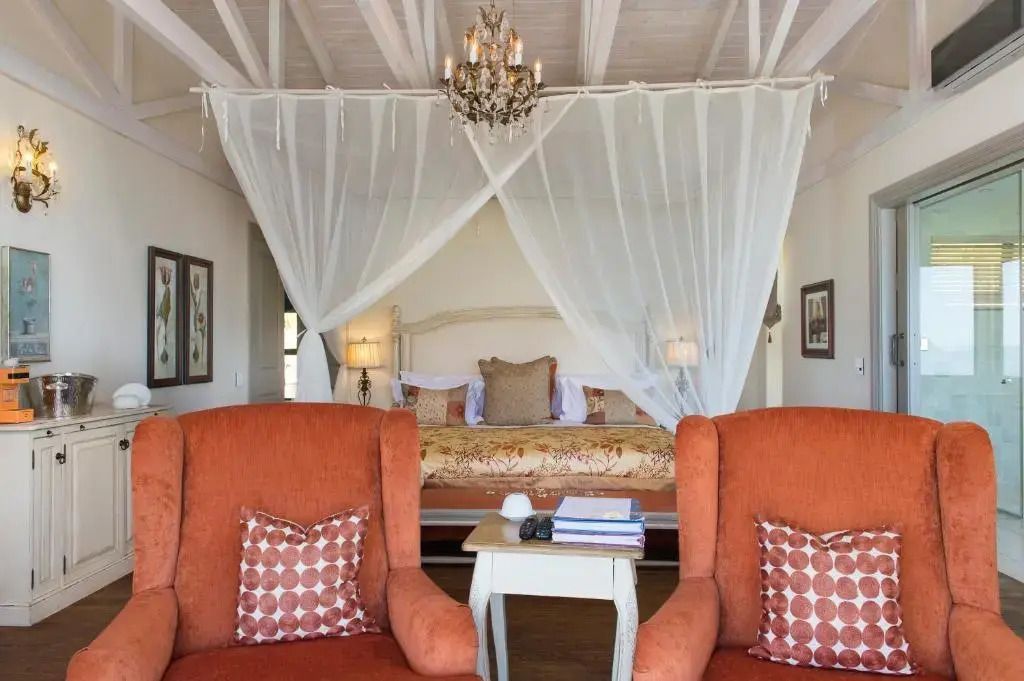 Suite mit Himmelbett und kuscheligen Sesseln