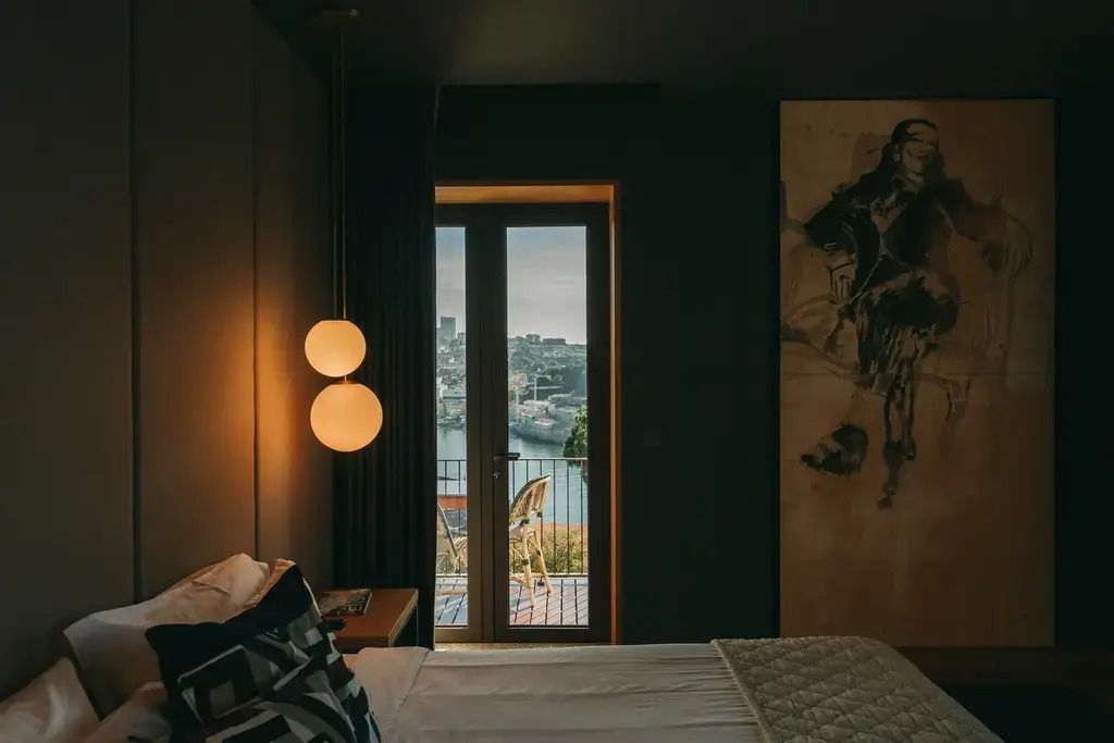 Gemütliches Schlafzimmer mit Blick auf den Balkon und Flusslandschaft.
